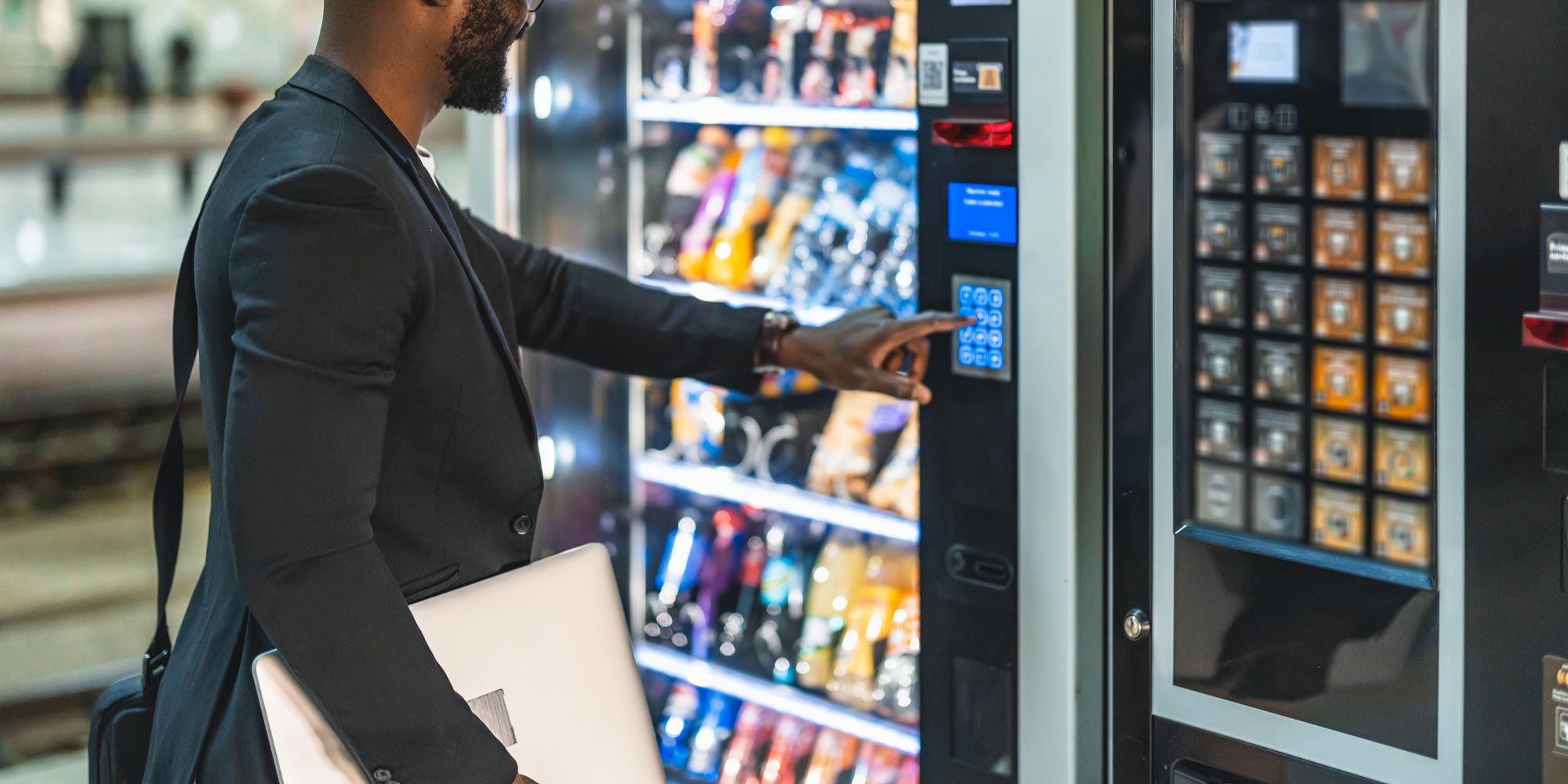 Man som ska köpa något genom en automat